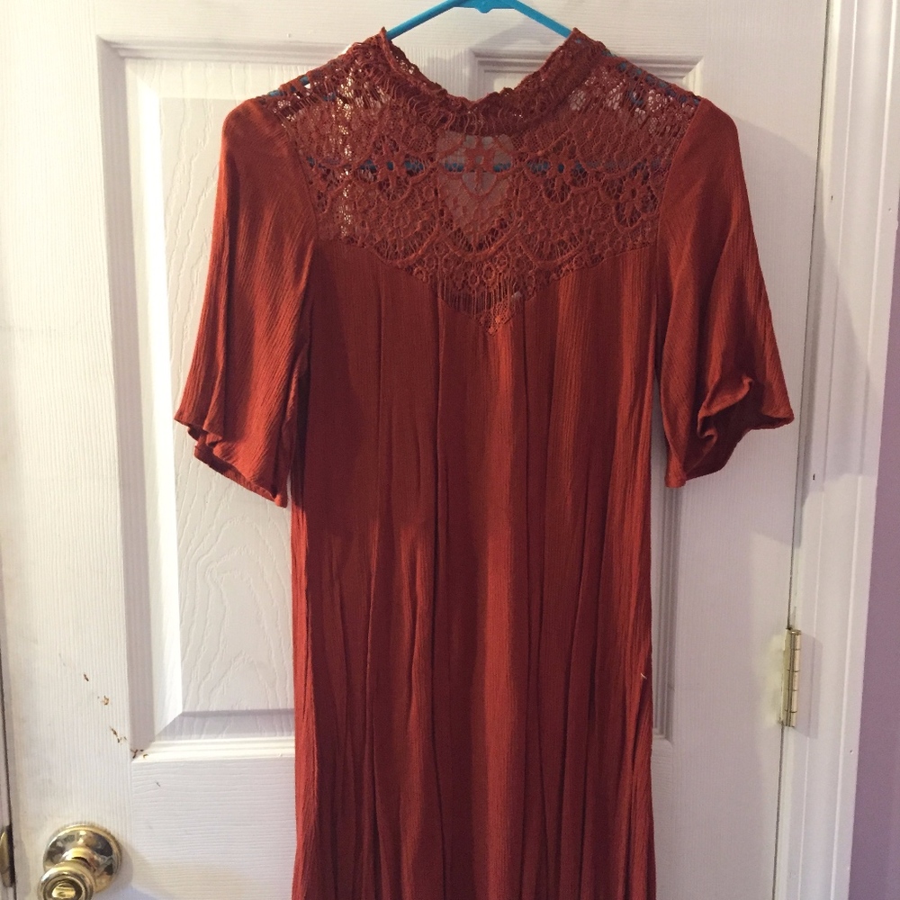 Auburn dress with short sleeves and lace